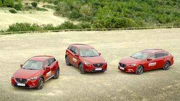 vídeo per esdeveniments d'empresa. Tres cotxes Mazda de color vermell a vista de drone a Les Comes